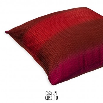 cuscino arredo moderno a fasce verticali colore rosso e magenta