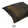 cuscino arredo con motivo wavy nei colori bronzo e marrone scuro su base nera.