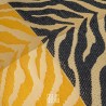 cuscino arredo zebrato con strisce nere e ocra su fondo beige e nocciola