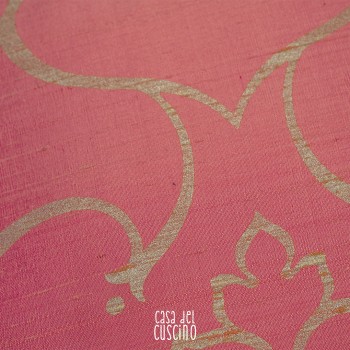 cuscino arredo in seta rosa con motivo damascato argento e retro tinta unita rosa chiaro